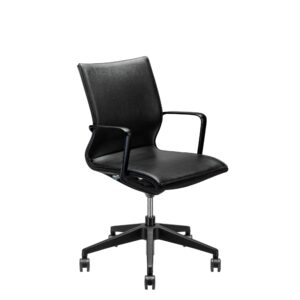 Silla de alta dirección tapizada en curpiel negra