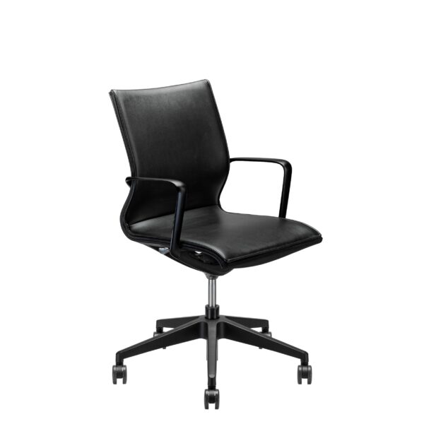 Silla de alta dirección tapizada en curpiel negra